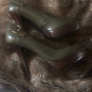 9.5 hunter green wooden platform/heel, Guess